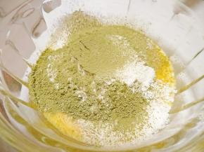 筛入面粉和低筋粉