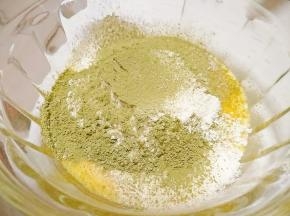 筛入面粉和低筋粉