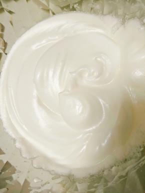 蛋白分3次加入白糖、打发到如下状态