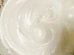 蛋白分3次加入白糖、打发到如下状态