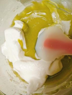 蛋白分3次加入蛋糊中，搅拌均匀，采用翻拌的手法