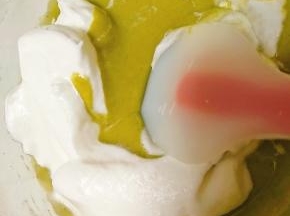 蛋白分3次加入蛋糊中，搅拌均匀，采用翻拌的手法