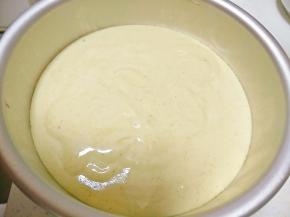 蛋糊倒入模具中，震一下，震出气泡