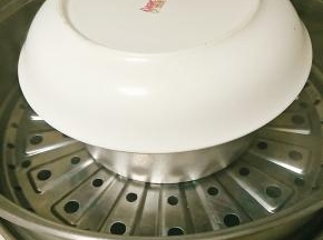 放入锅中中小火蒸