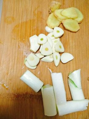 葱切段、姜、蒜切片