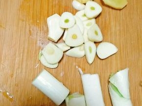 葱切段、姜、蒜切片