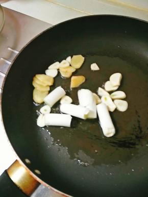 热锅冷油、爆香葱姜蒜