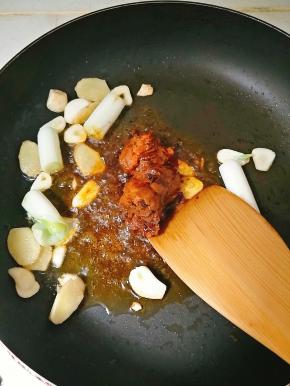 加入适量火锅料，炒出红油