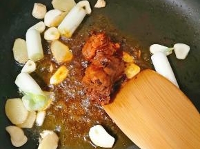 加入适量火锅料，炒出红油