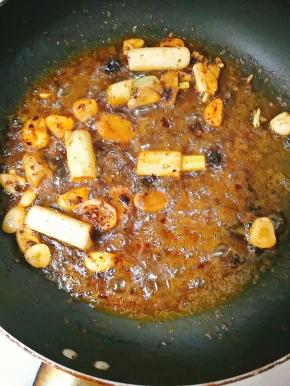 加入适量水，煮沸