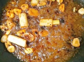 加入适量水，煮沸