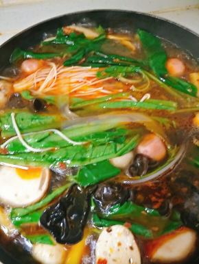 水沸后放入各种蔬菜煮熟。就像煮火锅一样