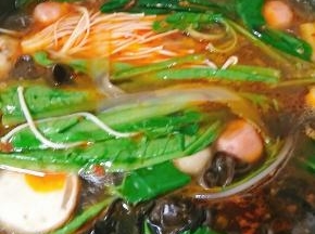 水沸后放入各种蔬菜煮熟。就像煮火锅一样