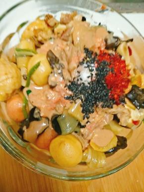 煮好的菜，捞出，放入麻酱、花椒面、芝麻