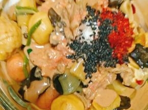 煮好的菜，捞出，放入麻酱、花椒面、芝麻