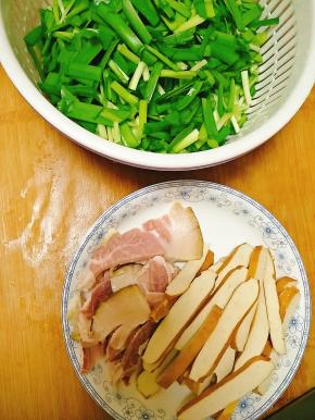 韭菜切段，腊肉切片，香干切条