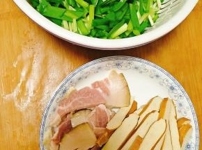 韭菜切段，腊肉切片，香干切条
