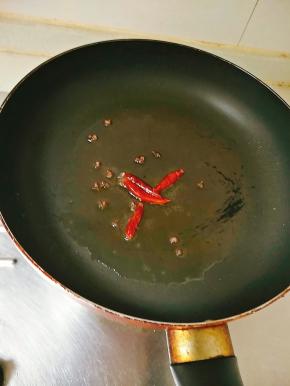 热锅冷油，爆香干辣椒和花椒粒