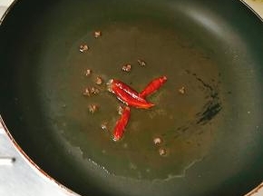 热锅冷油，爆香干辣椒和花椒粒