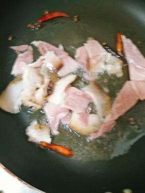 放入腊肉煸炒出油