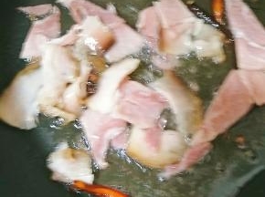 放入腊肉煸炒出油