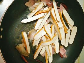 放入香干继续翻炒。