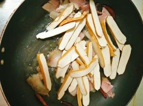 放入香干继续翻炒。