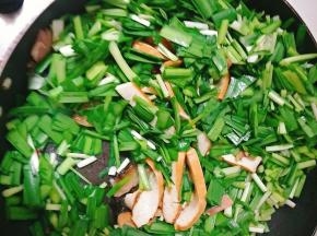 放入韭菜，快速翻炒几下，放入少许五香粉和盐调味出锅即可