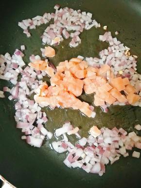 热锅冷油，爆香洋葱，放入鸡肉丁炒变色