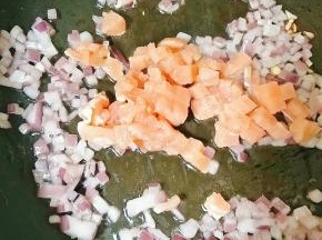 热锅冷油，爆香洋葱，放入鸡肉丁炒变色