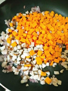 放入剩下的配菜，放入少如酱油和盐调味