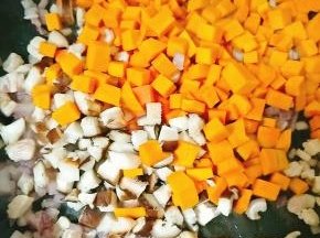 放入剩下的配菜，放入少如酱油和盐调味