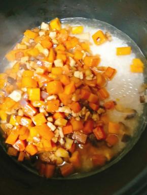 炒好的南瓜丁放入电饭煲内