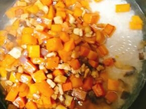 炒好的南瓜丁放入电饭煲内