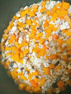 和米饭搅拌均匀，按煮饭键。