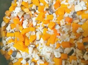 和米饭搅拌均匀，按煮饭键。