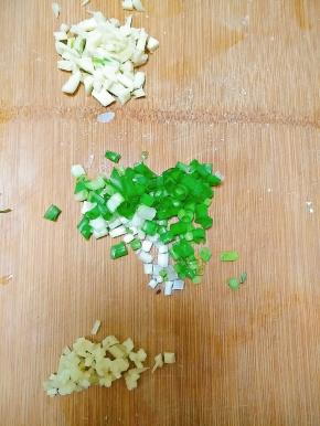 姜蒜切末，小葱切末