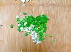 姜蒜切末，小葱切末