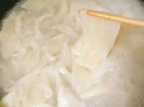 水沸后放入扯好的饺子皮，煮熟