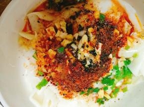 煮好后捞出，表面放上准配好的配料，葱花、姜蒜末、花椒粉、盐、鸡精、辣椒面、芝麻