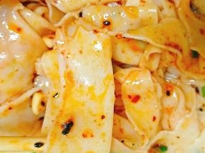 将烧好的热油，油温要高一点，泼到面条上，刺啦啦的声音听起来就让人有食欲，搅拌均匀后即可。