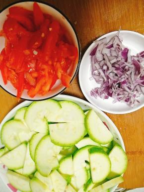 番瓜切片、洋葱和番茄切碎