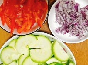 番瓜切片、洋葱和番茄切碎