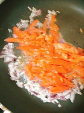 热锅冷油，爆香洋葱，放入番茄炒出红汤