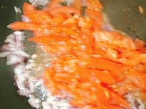 热锅冷油，爆香洋葱，放入番茄炒出红汤