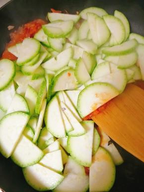 放入番瓜继续快速翻炒