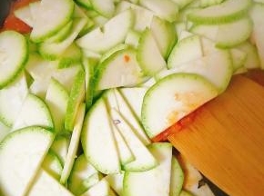 放入番瓜继续快速翻炒