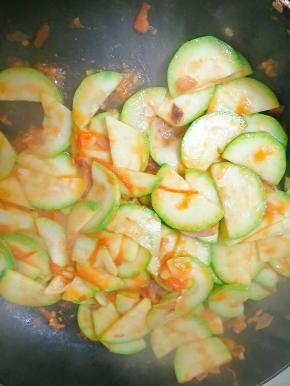 放入少许鸡精、花椒粉，最后放入盐调味。