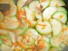 放入少许鸡精、花椒粉，最后放入盐调味。