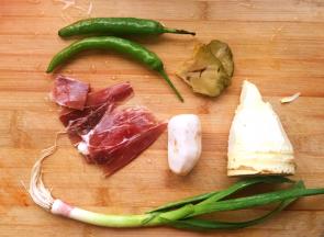 将各式主料洗净